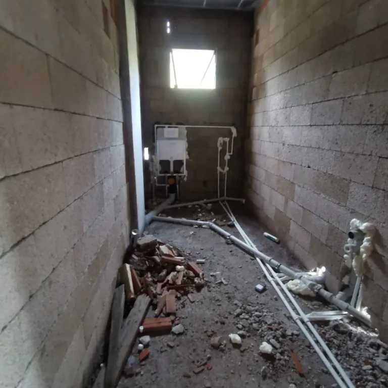 Bursa banyo tadilatı öncesi tesisat ve kaba inşaat görüntüsü